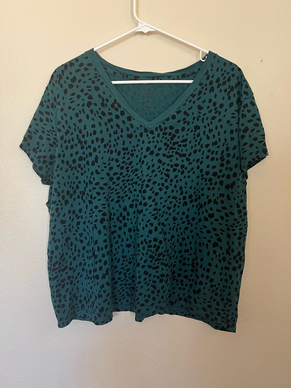 Torrid Heritage Size 00 Teal Black Animal Print V-Neck Short Sleeve Top